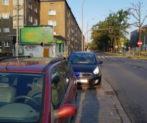 Kiedy policjanci weszli do pokoju, handlarze postanowili wyrzucić narkotyki przez okno!