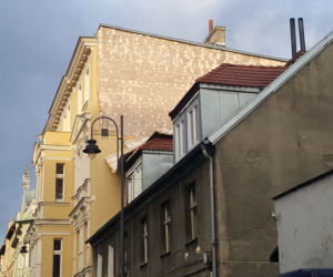 Wiatr zerwał elewację kamienicy przy ul. Pomorskiej w Bydgoszczy