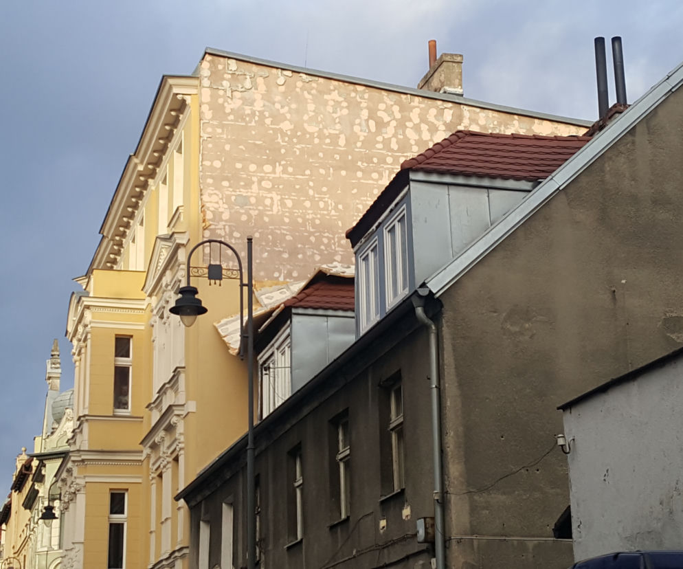 Wiatr zerwał elewację kamienicy przy ul. Pomorskiej w Bydgoszczy