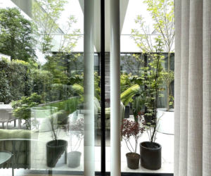 Forrest House to współczesna willa miejska autorstwa JABRAARCHITECTS, zaprojektowana na styku architektury i krajobrazu