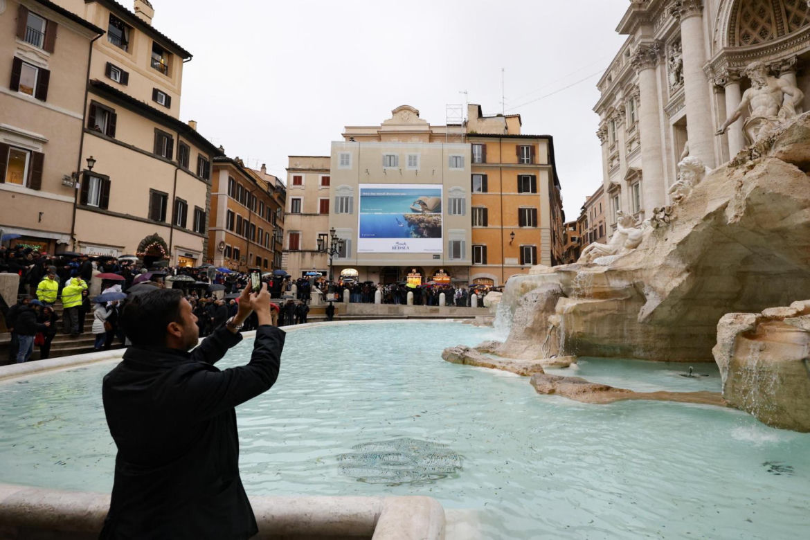 Odnowiona fontanna di Trevi 