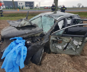 Płock: Dwie osoby POWAŻNIE RANNE w dachowaniu auta! Interweniował helikopter LPR [ZDJĘCIA]
