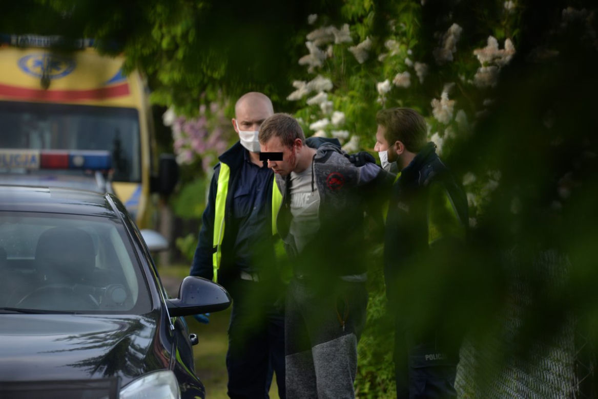 Pijany wjechał autem i zdewastował działkę sąsiada. Uciekł i poszedł pić wódkę...na swoją działkę