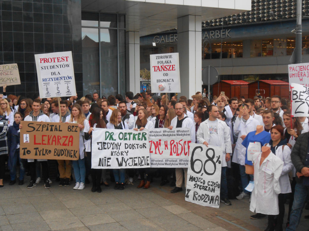 Białe kitle wypełniły Katowicki Rynek. Studenci ŚUM-u wsparli protest rezydentów [ZDJĘCIA, AUDIO]