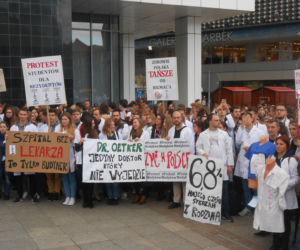 Białe kitle wypełniły Katowicki Rynek. Studenci ŚUM-u wsparli protest rezydentów [ZDJĘCIA, AUDIO]
