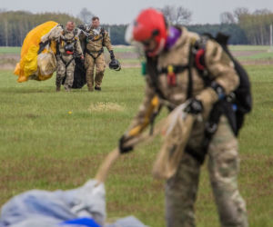 Policyjny black hawk nad Warszawą