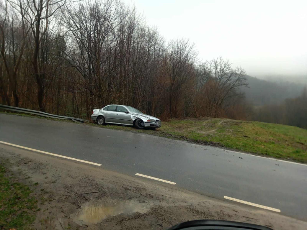 Janowice. Kierowca bmw przeszarżował na śliskiej drodze. Drzewa uratowały go przed katastrofą