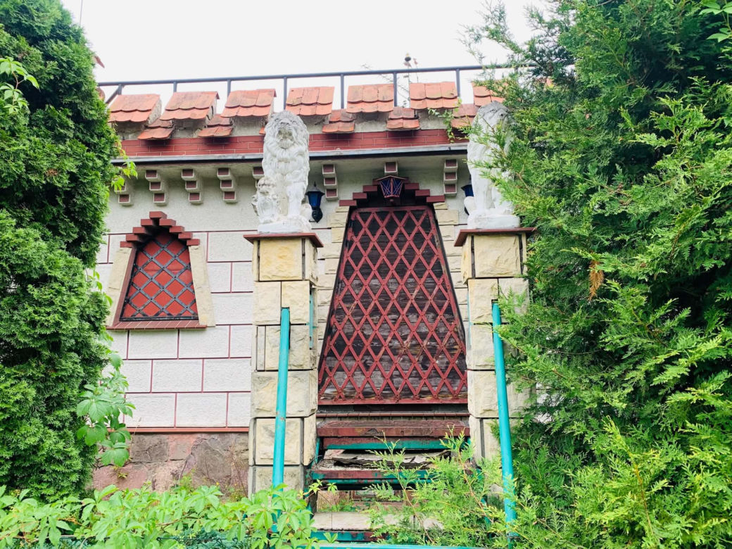 Zamek powstał w latach 90. w Żurczynie koło Bydgoszczy, prawdopodobnie na wzór niemieckiego pałacu Drachenburg