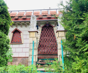 Zamek powstał w latach 90. w Żurczynie koło Bydgoszczy, prawdopodobnie na wzór niemieckiego pałacu Drachenburg