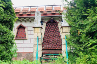 Zamek powstał w latach 90. w Żurczynie koło Bydgoszczy, prawdopodobnie na wzór niemieckiego pałacu Drachenburg
