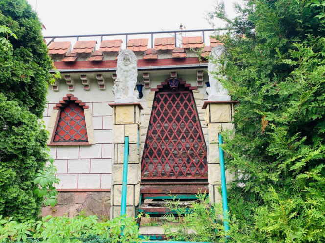 Zamek powstał w latach 90. w Żurczynie koło Bydgoszczy, prawdopodobnie na wzór niemieckiego pałacu Drachenburg