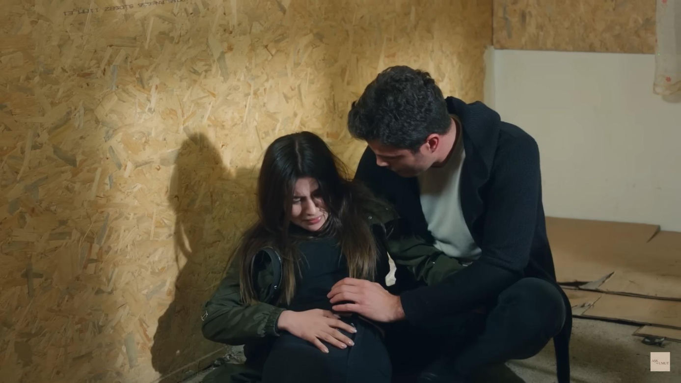Zeynep rzuci się między napastnika a Ege, przyjmując cios nożem na siebie