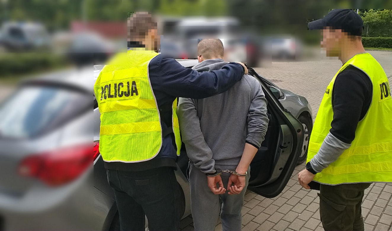 Nielegalna broń i substancje w samochodzie. Zatrzymano 23-latka w Warszawie
