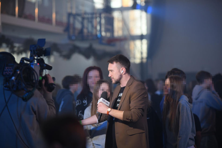 Roxie Węgiel z gołym brzuchem śpiewa dla najmłodszych