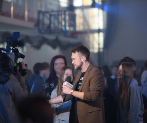 Roxie Węgiel z gołym brzuchem śpiewa dla najmłodszych