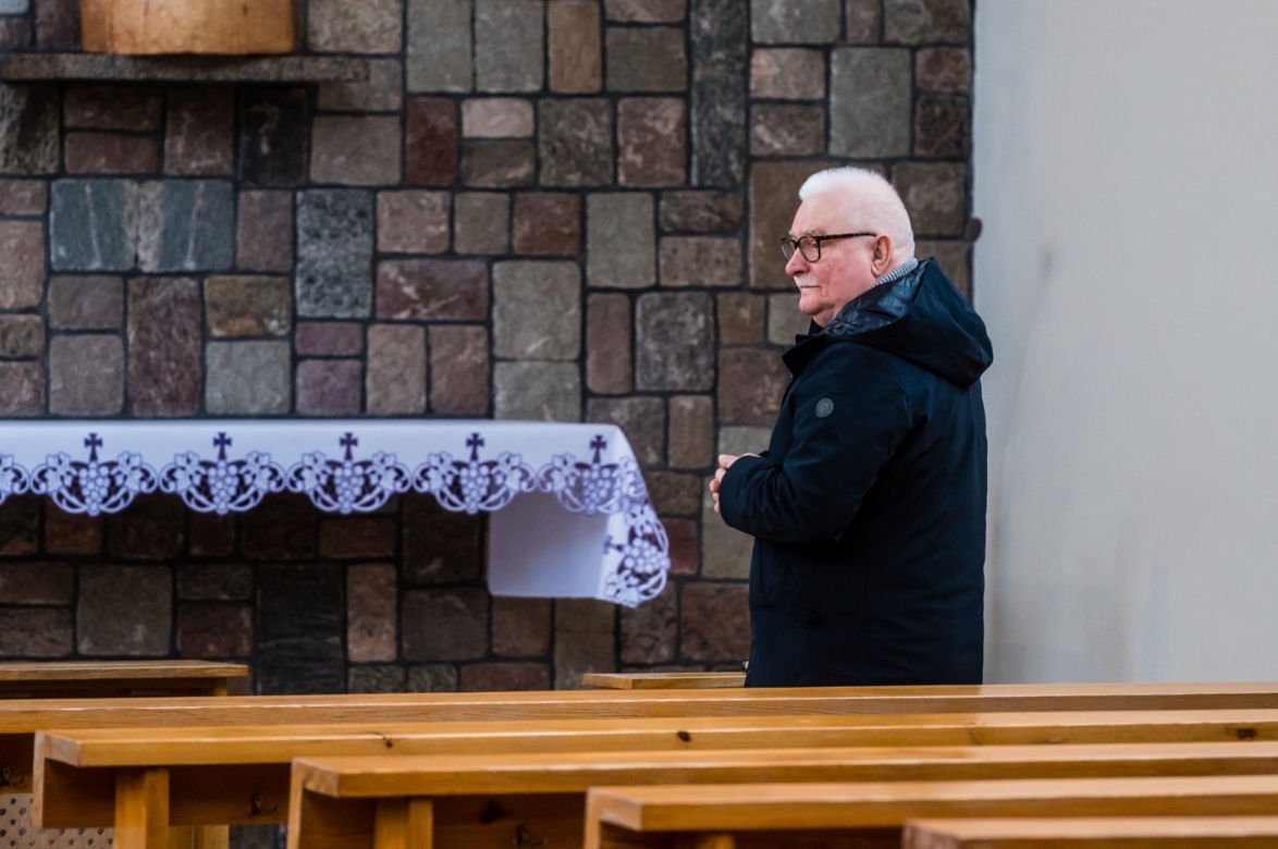 Lech Wałęsa w pustym kościele. Nie boi się koronawirusa