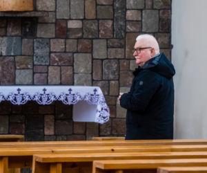 Lech Wałęsa w pustym kościele. Nie boi się koronawirusa