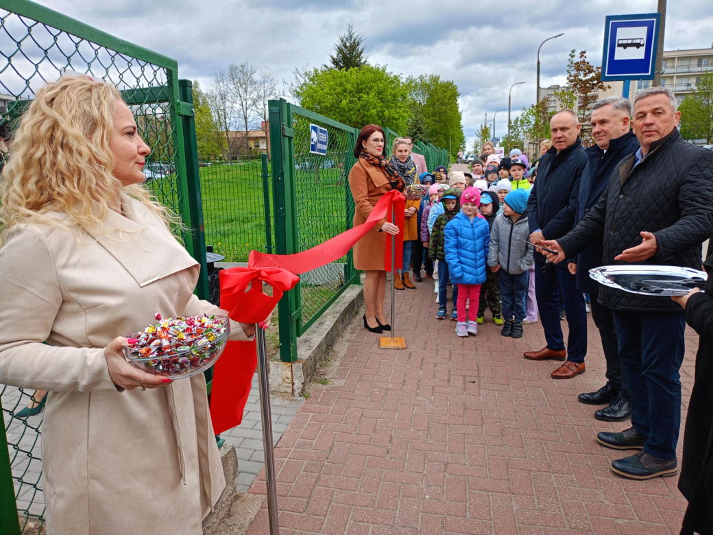 Nowy plac zabaw przy SP nr 8 w Siedlcach jest ogólnodostępny dla wszystkich mieszkańców miasta i dostosowany do potrzeb osób z niepełnosprawnością ruchową