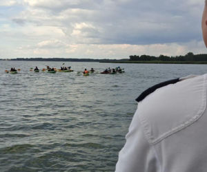 Wypadł z kajaka i zaczął dryfować. Policjanci ruszyli na ratunek, potem wyszła szokująca prawda