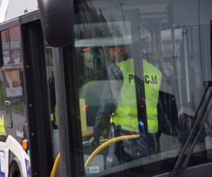 Policjanci kontrolują liczbę pasażerów w autobusach