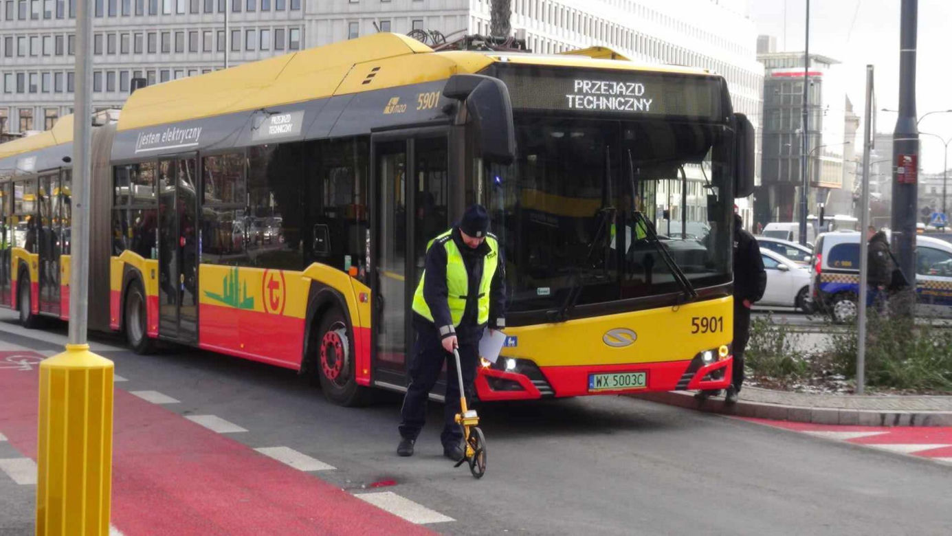 Koszmarny wypadek przy palmie. Autobus przejechał pieszą, a ulicą polała się krew
