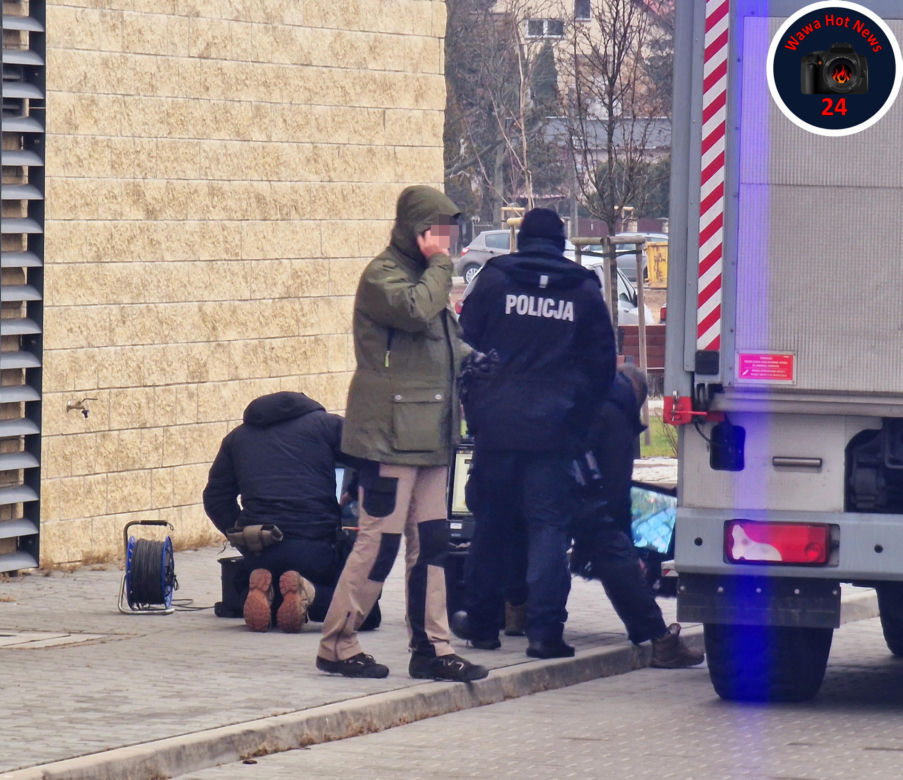 Akcja służb w Michałowicach. Podejrzana paczka między komisariatem a urzędem gminy