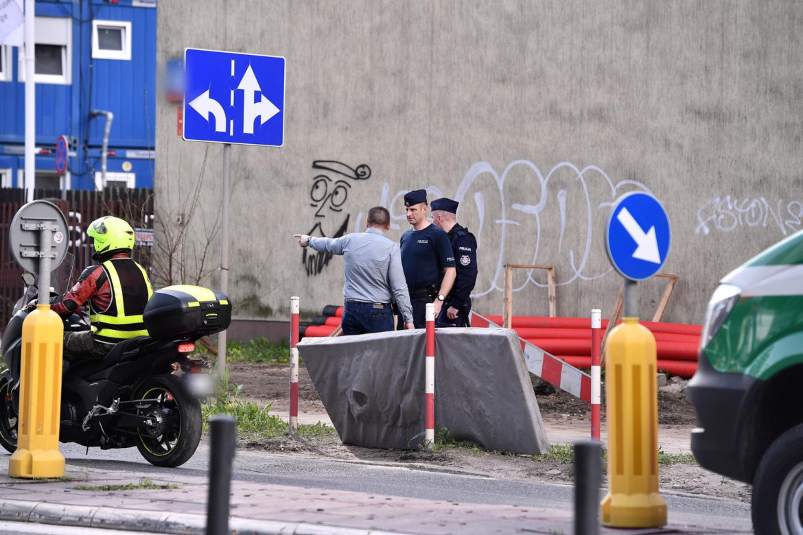 Ciała były zakopane na podwórku. Co się stało w kamienicy w Warszawie? Czy ciał może być więcej?