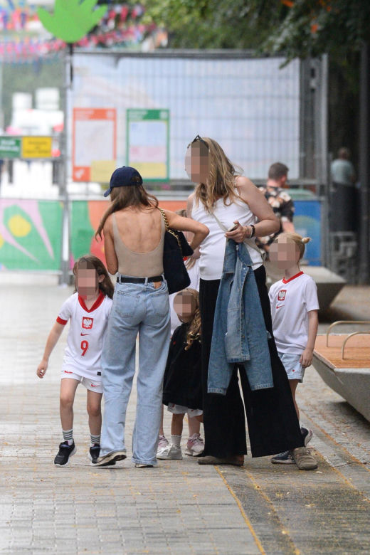Anna Lewandowska z dziećmi przed Polska - Austria