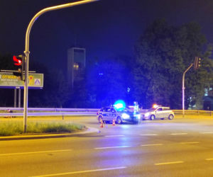 Koszmarna śmierć motocyklisty na Białołęce. Motocykl wyleciał w powietrze, samochód dachował [ZDJĘCIA]