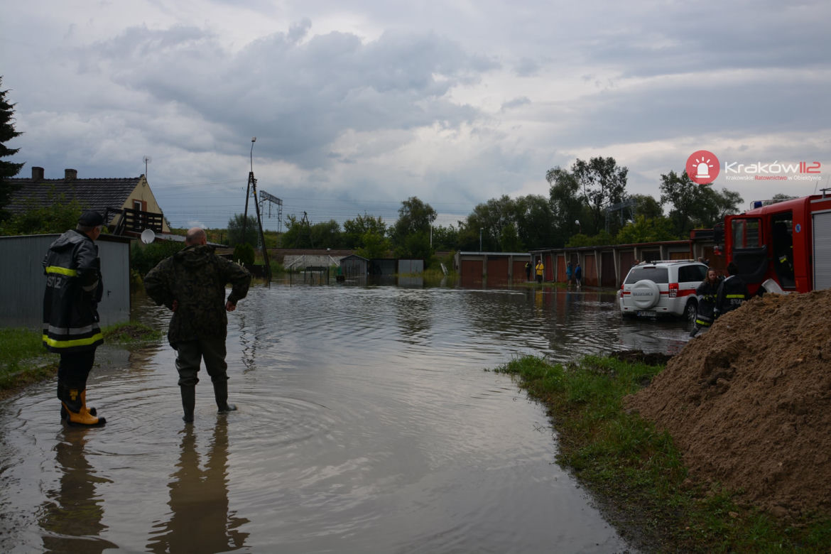 Kraków: rzeka Drwinka wystąpiła z koryta