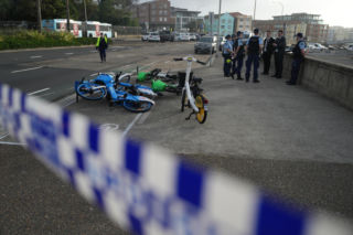 Premier Australii Anthony Albanese zaproponował w poniedziałek zaostrzenie przepisów dotyczących broni palnej po strzelaninie, która miała miejsce w niedzielę na popularnej plaży Bondi w Sydney. Zginęło w niej co najmniej 15 osób.