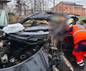 Wypadek w Koniecpolu: 18-latek roztrzaskał się na drzewie