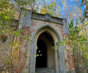Tajemnica zapomnianego mauzoleum i pałac, w którym płynie miód. Wielkopolska kryje turystyczną perłę!