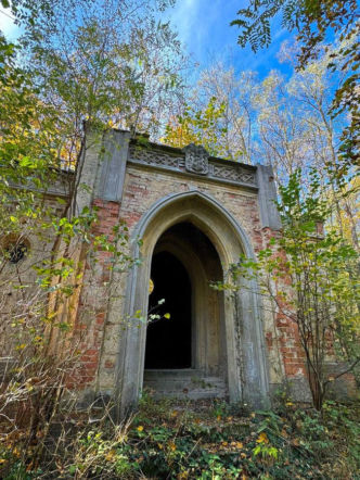 Tajemnica zapomnianego mauzoleum i pałac, w którym płynie miód. Wielkopolska kryje turystyczną perłę!