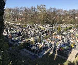 Ten cmentarz na Śląsku jest otwarty. Mieszkańcy odwiedzają groby bliskich