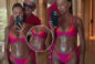 Opalona na brąz Rozenek w podwójnym bikini eksponuje mięśnie brzucha. Jak tabliczka czekolady?