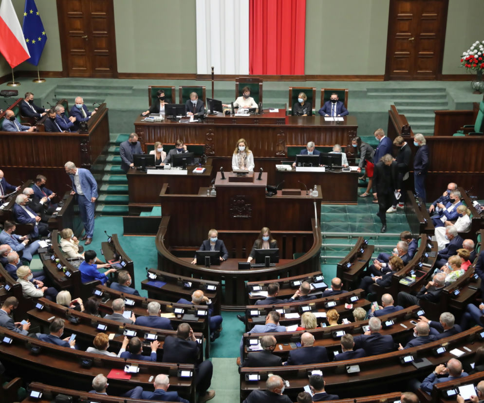 Mnóstwo policji i barierki przed Sejmem. Będzie protest po kontrowersyjnym głosowaniu?