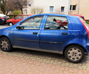 Szli i niszczyli auta 