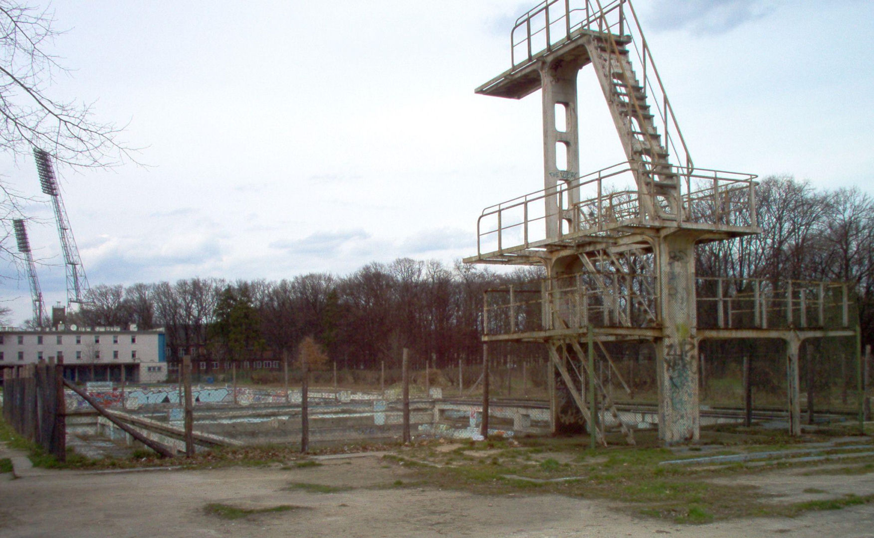 Pozostałości basenu olimpijskiego we Wrocławiu w 2004 r.