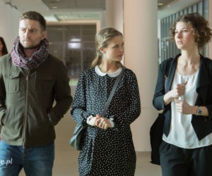 Na dobre i na złe odc. 556. Ola (Anna Karczmarczyk), Klaudia (Julia Wyszyńska), Przemek Zapała (Marcin Rogacewicz)