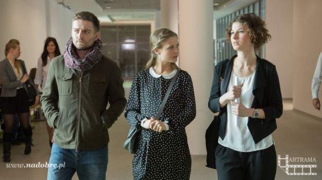 Na dobre i na złe odc. 556. Ola (Anna Karczmarczyk), Klaudia (Julia Wyszyńska), Przemek Zapała (Marcin Rogacewicz)