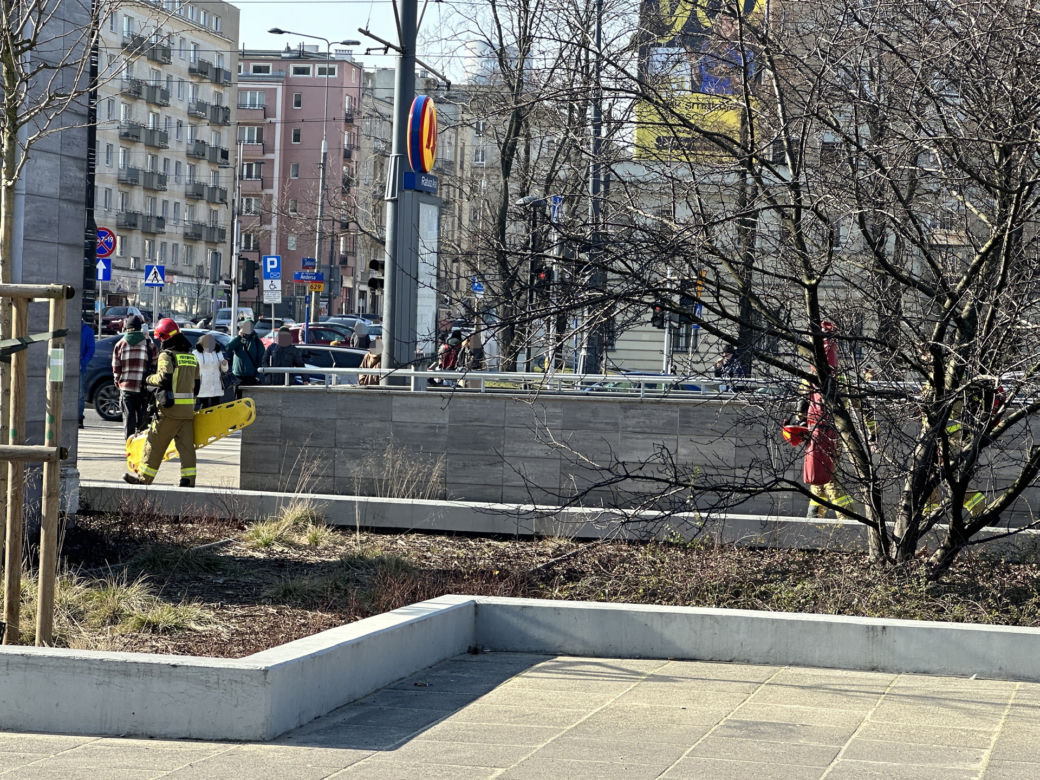 Horror w metrze! Stacja Ratusz Arsenał zamknięta. Pasażer rzucił się pod nadjeżdżający pociąg. Nie żyje