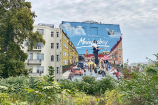 Wyjątkowy mural powstał we Wrocławiu! Wizualny hołd dla Jana Borysewicza z okazji sukcesu Mniej obcego