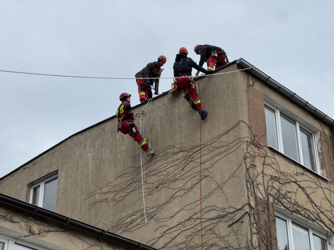 Potężne manewry strażaków na Pomorzu. Do akcji weszły psy ratownicze i policyjni antyterroryści