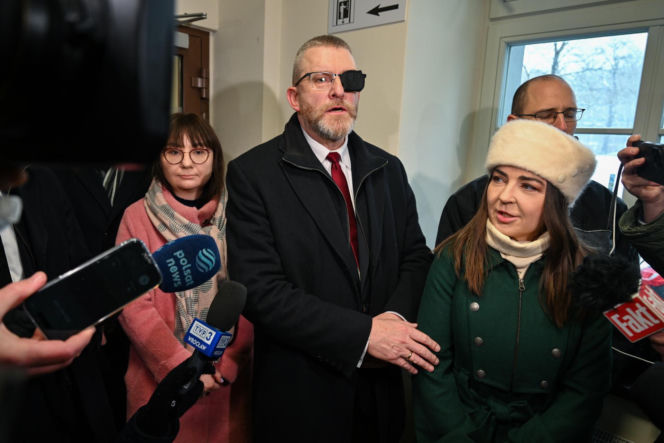 Grzegorz Braun pojawił się w prokuraturze. Nie otrzymał żadnych zarzutów