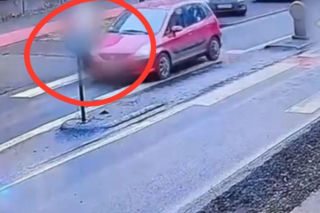 Nagranie mrozi krew. Chłopiec wpada pod samochód na oczach matki