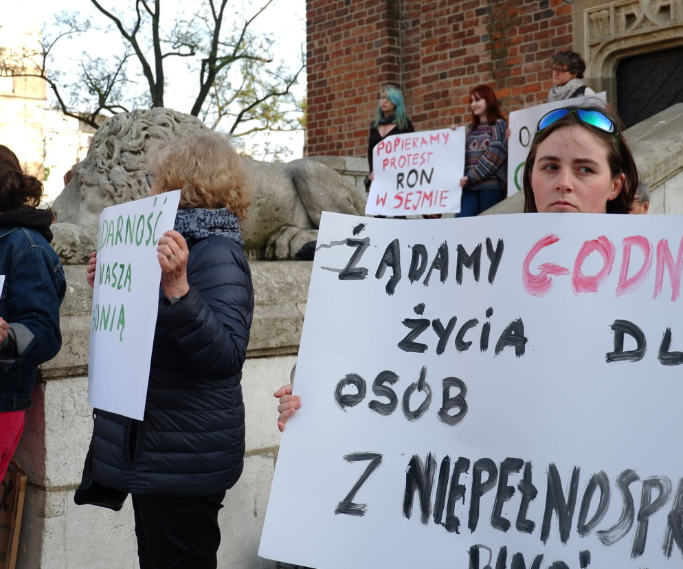 Manifestacja poparcia dla protestujących w Sejmie