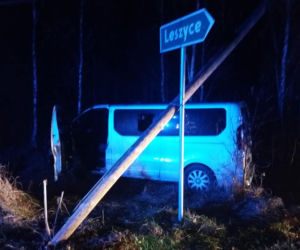 Wypadek w kierunku Leszyc. Kierowca uderzył w słup i uciekł z miejsca zdarzenia! [ZDJĘCIA]