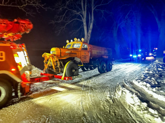 Wyciągnęli 63-letnią maszynę do odśnieżania