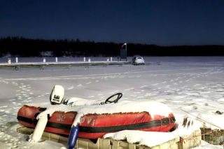 Auto na zamarzniętym Jezioraku